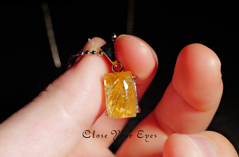 毎日ひとつ　煌めく石のペンダント　金のルチルクォーツ　１３２