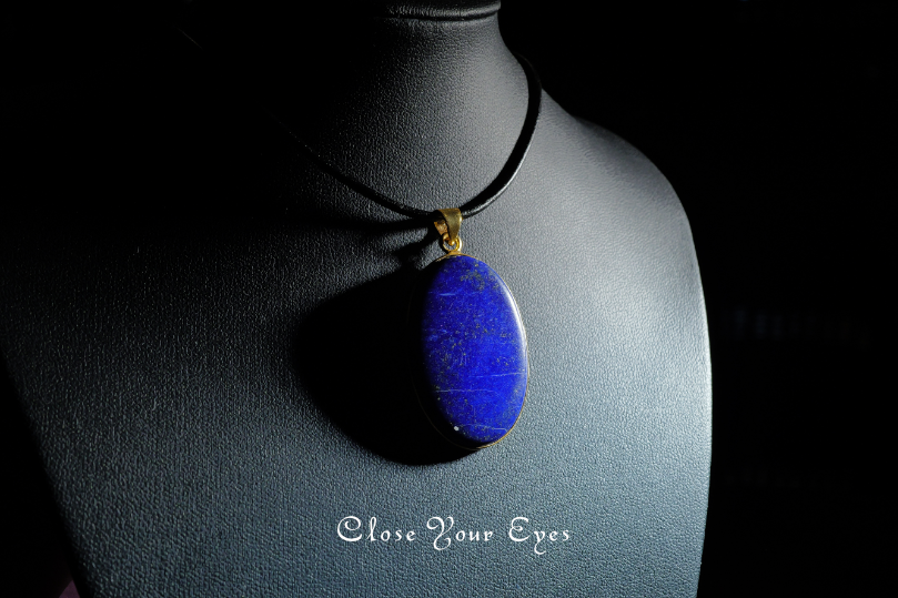 毎日ひとつ　煌めく石のペンダント　ラピスラズリ　１３４