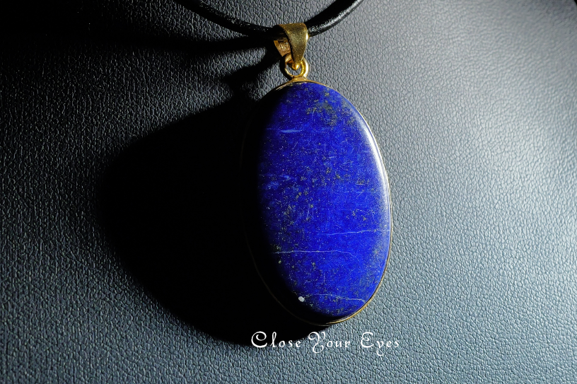 毎日ひとつ　煌めく石のペンダント　ラピスラズリ　１３４
