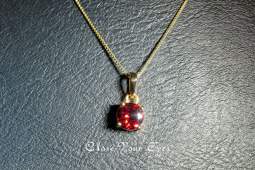 毎日ひとつ　煌めく石のペンダント　ガーネット　１３５