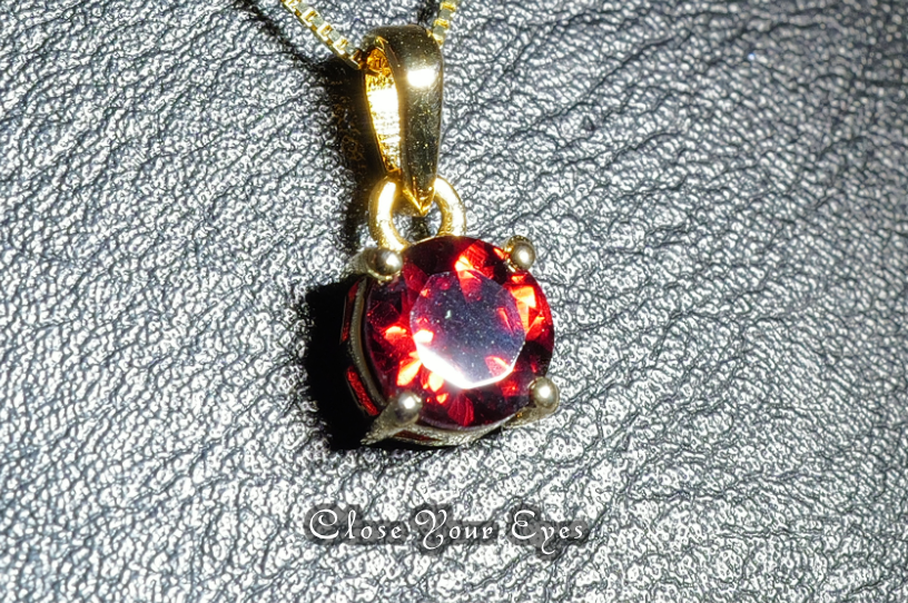 毎日ひとつ　煌めく石のペンダント　ガーネット　１３５