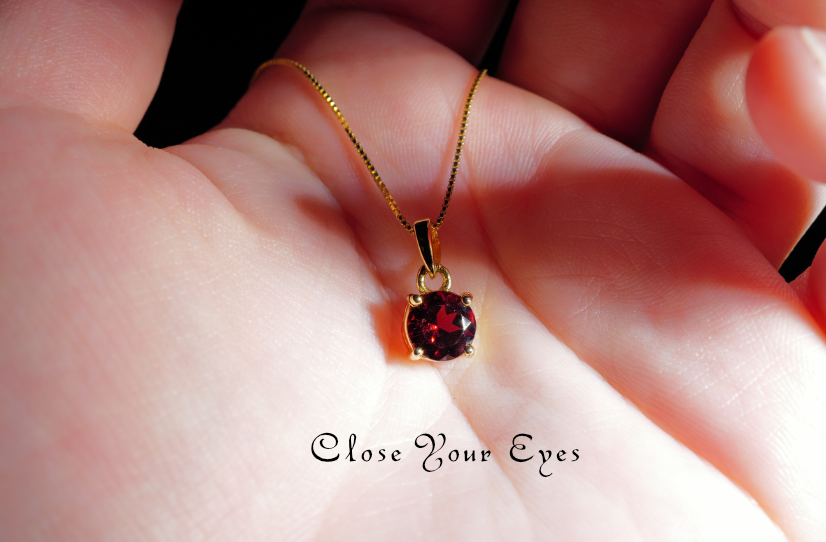 毎日ひとつ　煌めく石のペンダント　ガーネット　１３５