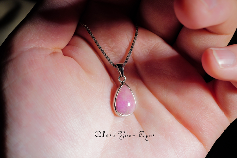 毎日ひとつ　煌めく石のペンダント　コバルトカルサイト　１３６