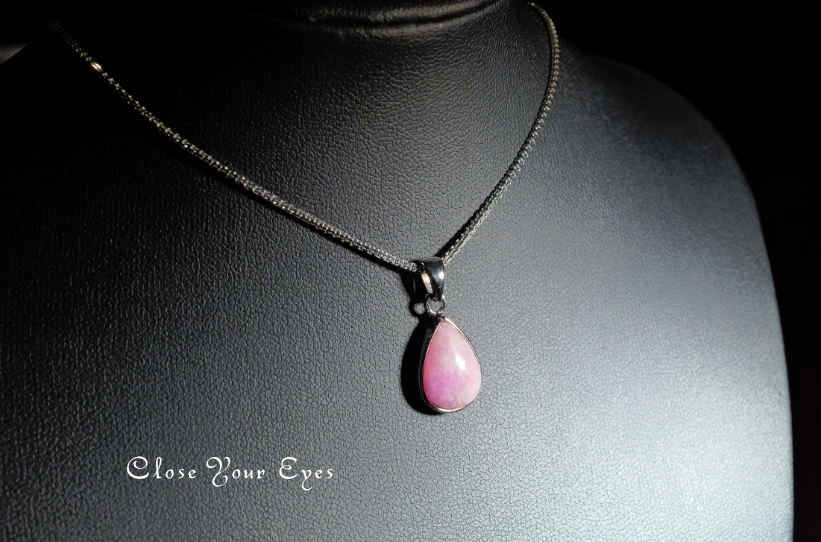 毎日ひとつ　煌めく石のペンダント　コバルトカルサイト　１３６