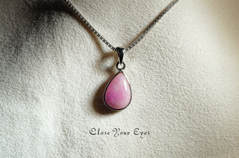 毎日ひとつ　煌めく石のペンダント　コバルトカルサイト　１３６