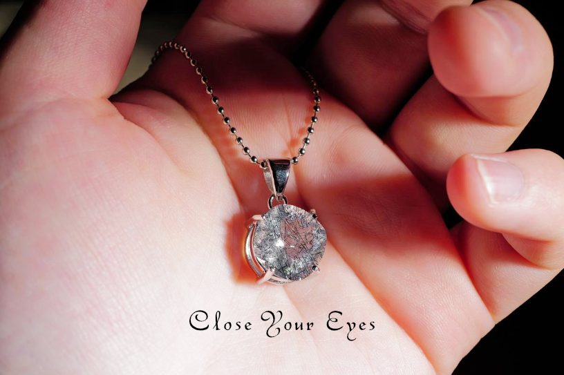 毎日ひとつ　煌めく石のペンダント　プラチナゲーサイト　１３７