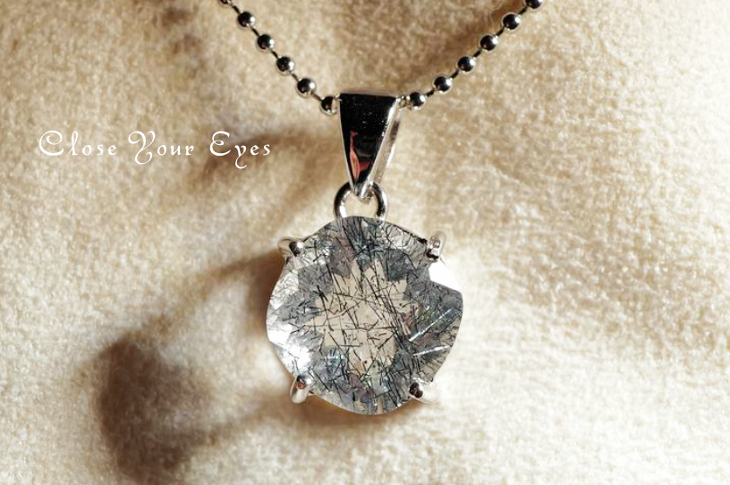 毎日ひとつ　煌めく石のペンダント　プラチナゲーサイト　１３７