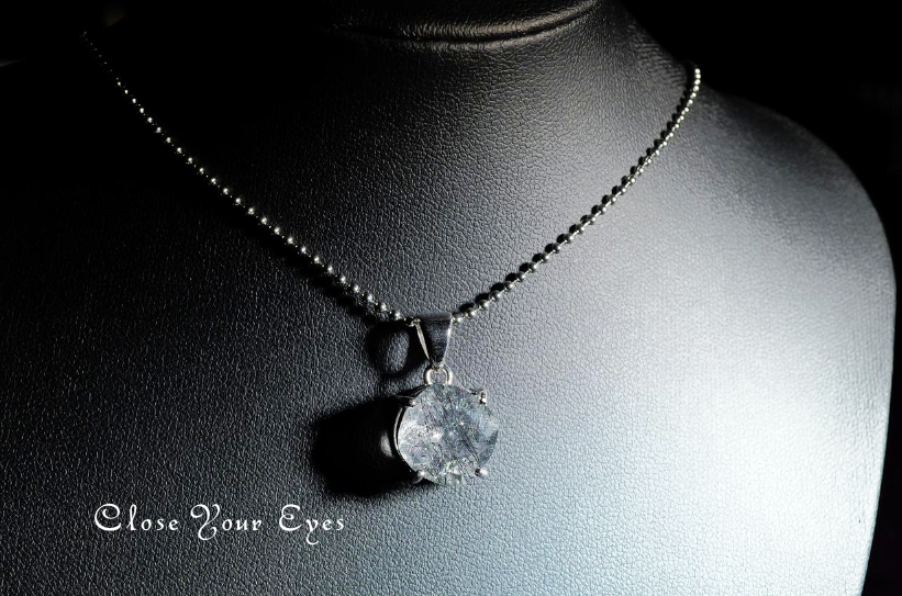 毎日ひとつ　煌めく石のペンダント　プラチナゲーサイト　１３７