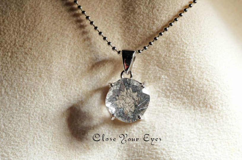 毎日ひとつ　煌めく石のペンダント　プラチナゲーサイト　１３７