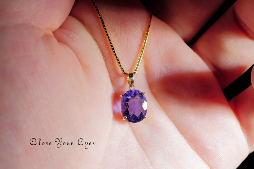 毎日ひとつ　煌めく石のペンダント　ブルーフローライト（カラーチェンジ）　１３８