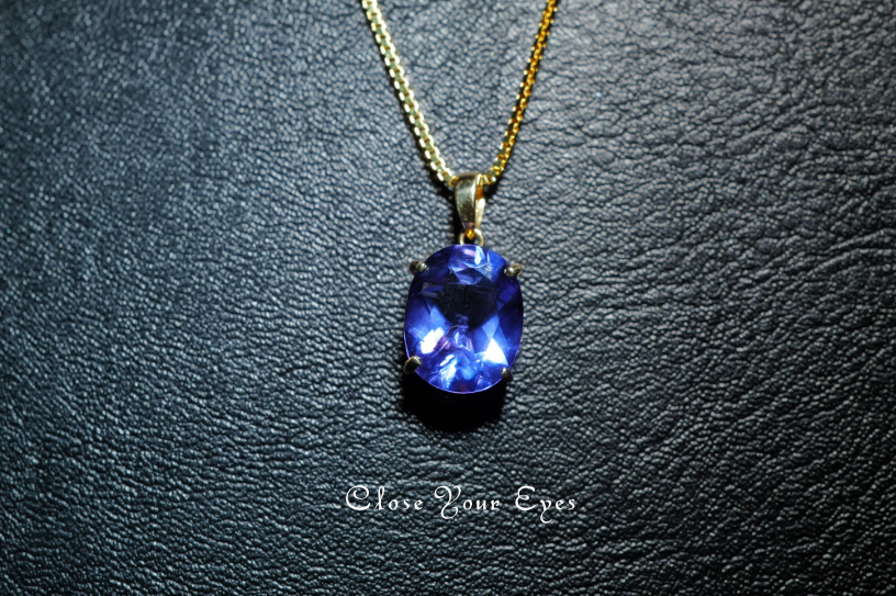 毎日ひとつ　煌めく石のペンダント　ブルーフローライト（カラーチェンジ）　１３８