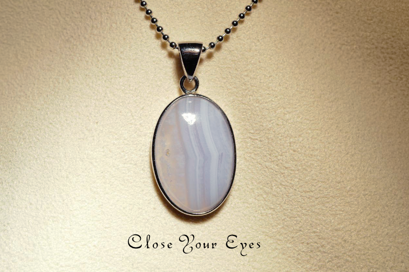 毎日ひとつ　煌めく石のペンダント　ブルーレースめのう　１３９