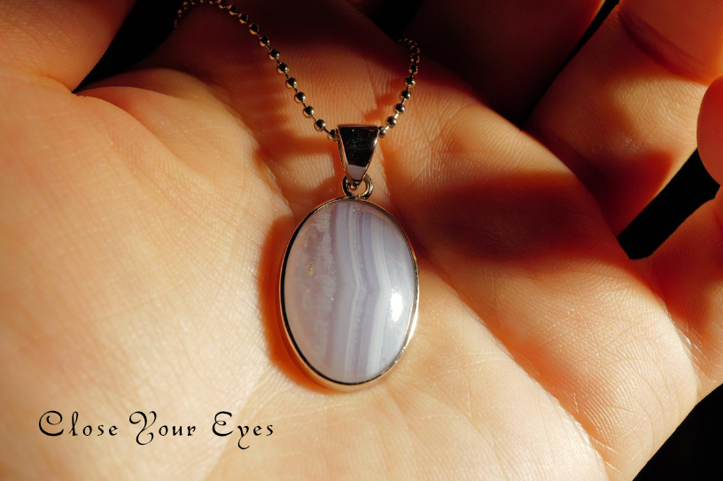 毎日ひとつ　煌めく石のペンダント　ブルーレースめのう　１３９