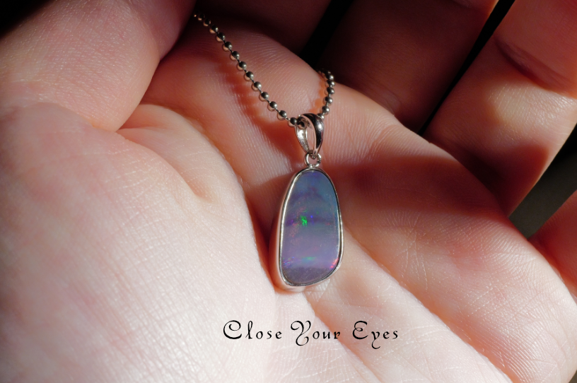 毎日ひとつ　煌めく石のペンダント　エチオピアンオパール　１４２