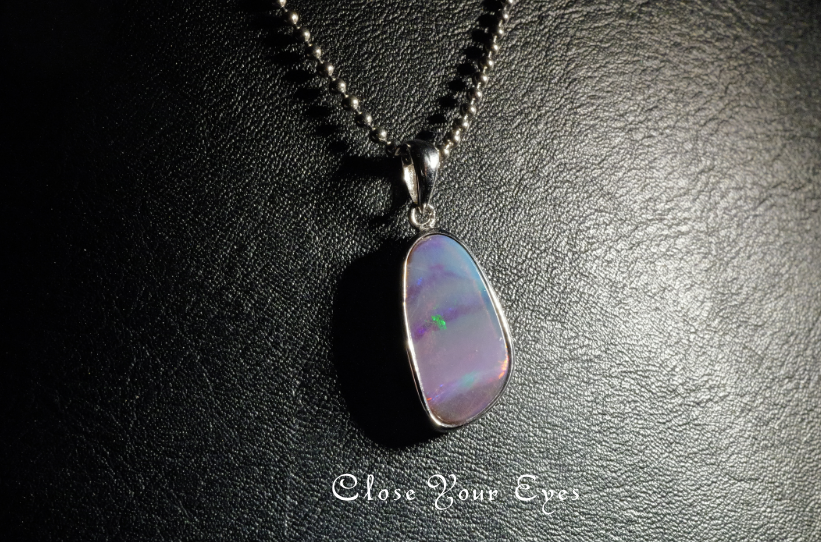 毎日ひとつ　煌めく石のペンダント　エチオピアンオパール　１４２