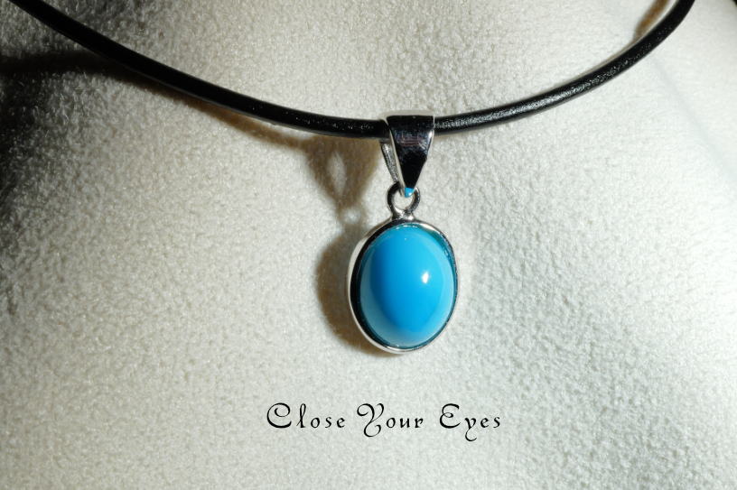 毎日ひとつ　煌めく石のペンダント　スリーピングビューティー　１４３