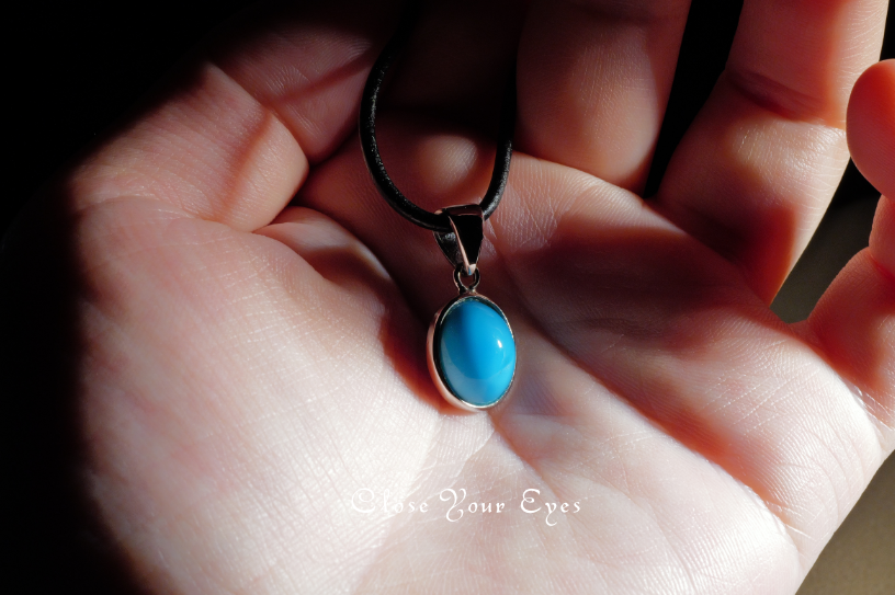 毎日ひとつ　煌めく石のペンダント　スリーピングビューティー　１４３