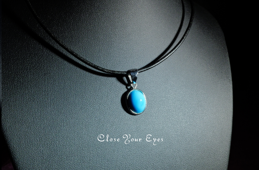 毎日ひとつ　煌めく石のペンダント　スリーピングビューティー　１４３